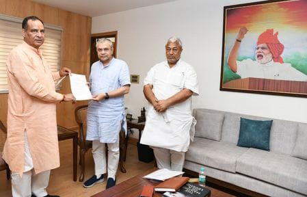 BJP State President presented the problems of daily train passengers before the Union Railway Minister