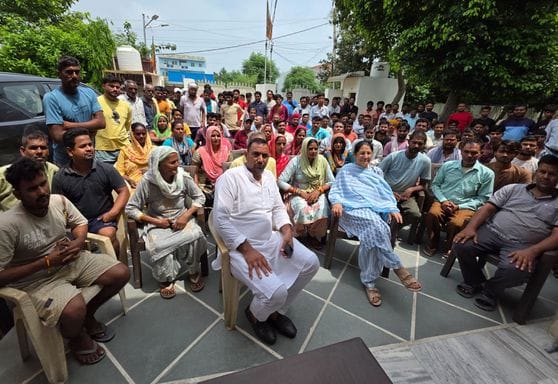Street vendors met the MLA and demanded a permanent solution to the problem