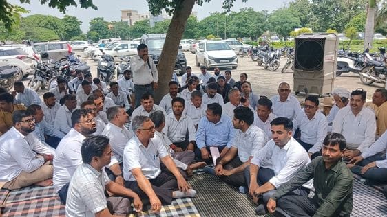 Advocates' ultimatum...file a case against the police, only then the protest will end