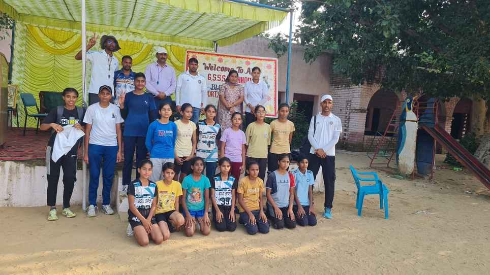 Sakshi is first in 100 meter race in under-11, Nidhi is first in under-14
