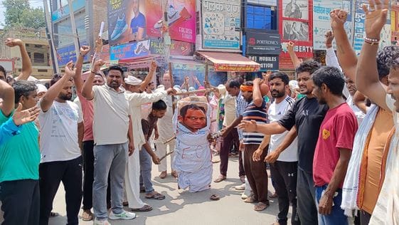 Sanitation workers burnt the effigy of EO demanding payment of outstanding arrears