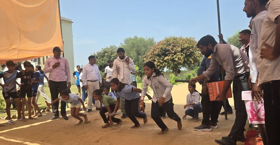 Lucky and Radhika became winners in 1500 meter race