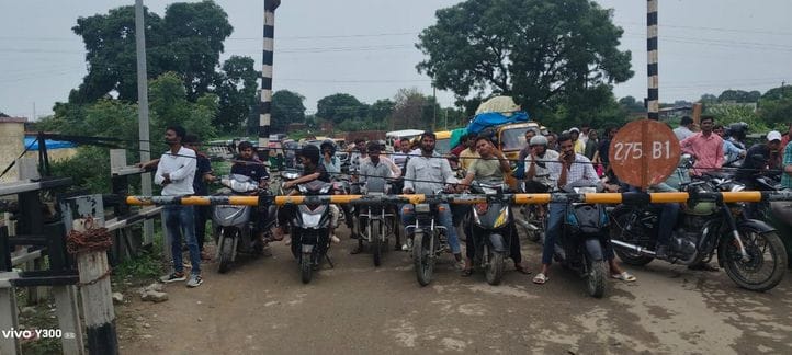 A dumper collided with the height gauge before Dataganj railway crossing, causing a jam for two hours