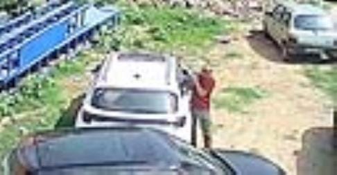 Thieves broke the glass of the car and stole the bag, the incident was captured on camera