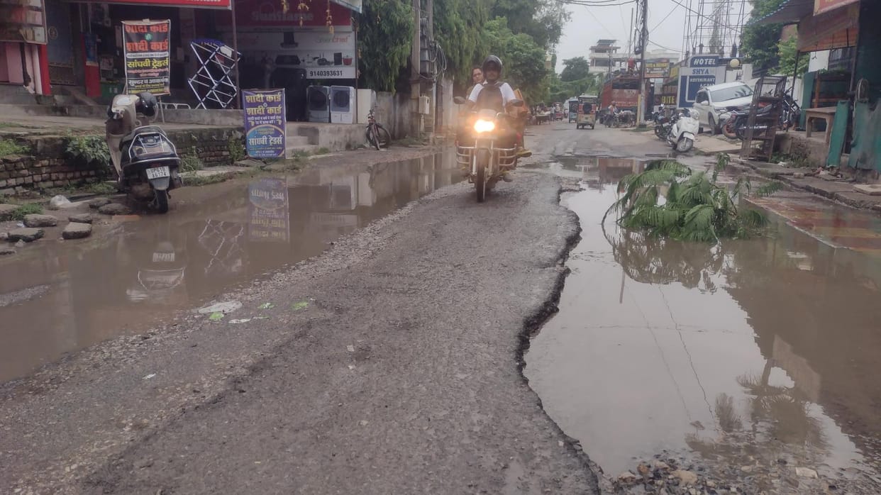 100 potholes in 500 meters of road in the city, width and depth two to three feet