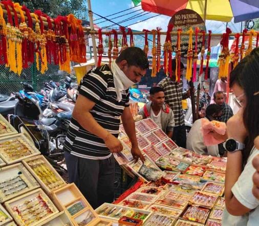 Rakhi made of 100 rupee notes is attracting people