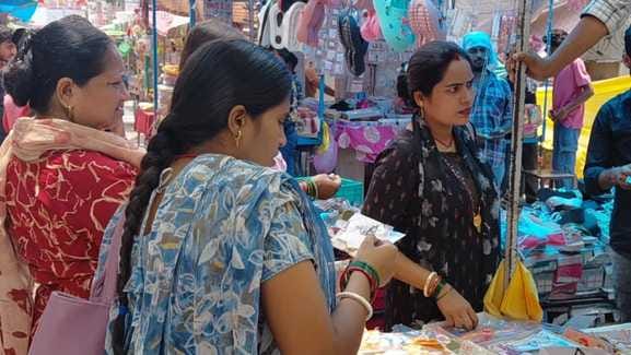 दुकानों पर राखी खरीदते बहनें
