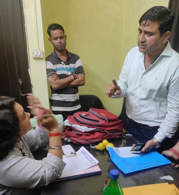 BJP councillor surrounded JE, uproar ensued