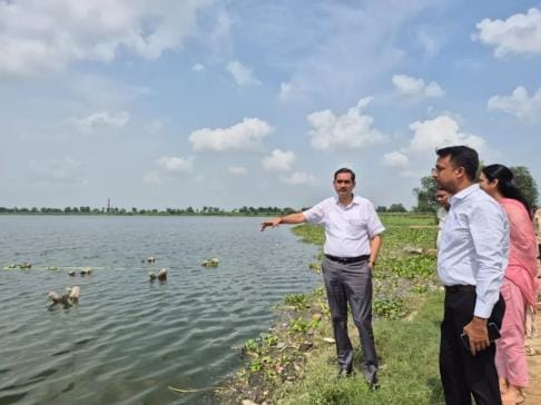 DM inspected the villages on the banks of Yamuna