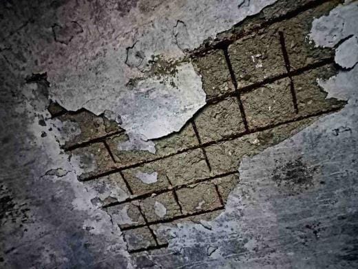 Studying in a dilapidated building, life lives in the shadow of fear