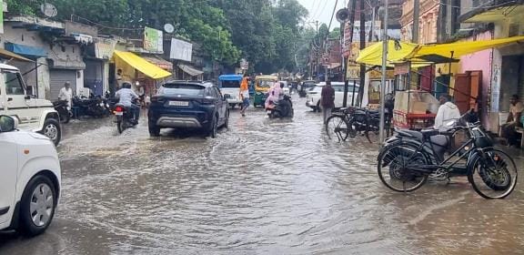 20 minutes of heavy rain, one feet of water accumulated on the crossing