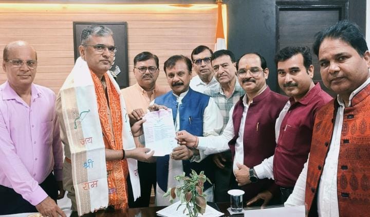 Curb illegal e-rickshaws: Sandeep Bansal