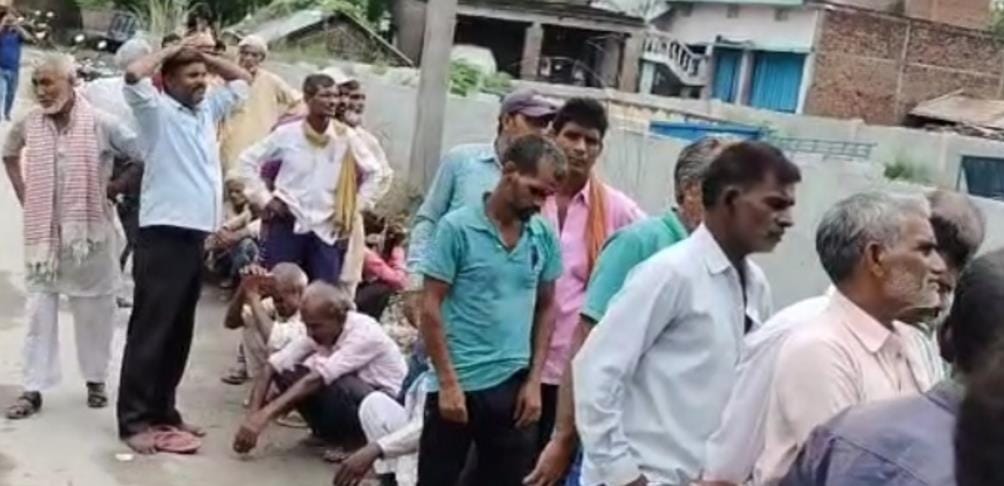 Line was formed in the early morning, farmers returned without fertilizer after waiting for hours