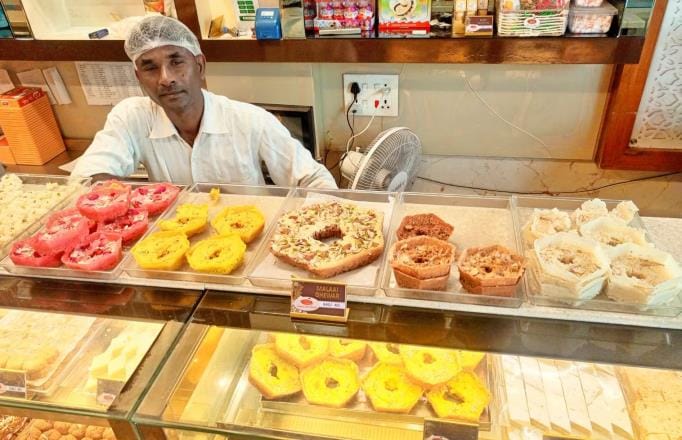 It is estimated that one thousand quintals of Ghevar will be consumed on Rakshabandhan
