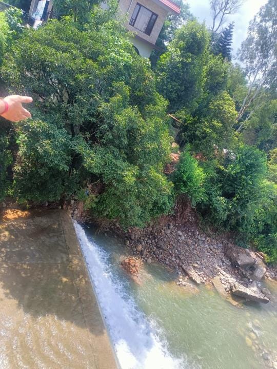 Danger to the house due to strong flow in the ravine