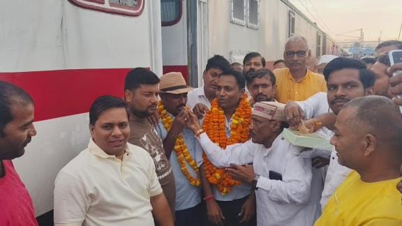 The train which was closed since the Corona period started stopping at Bhadaura railway station