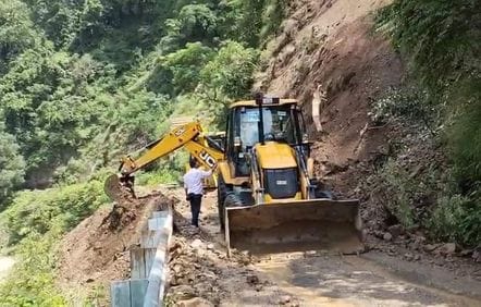 Dugadda Kandi State Highway remained closed for three hours due to debris near Amdali