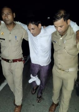 The accused who robbed a female passenger was admitted to the hospital