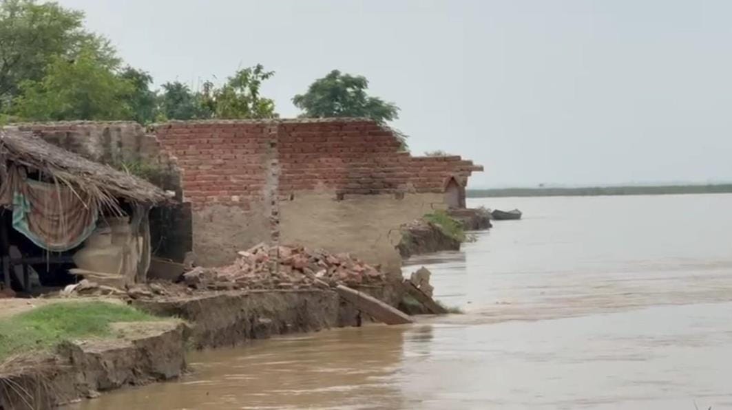 Saryu reached 40 cm above the red mark on Elgin Bridge