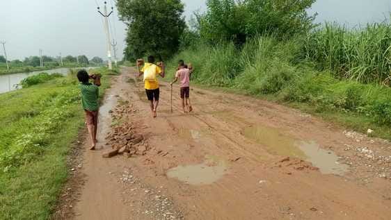 Many main roads and connecting roads are in bad condition, trouble increases in rain