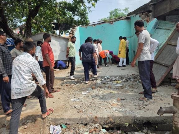 Revenue team arrives for road payment, chaos among shopkeepers