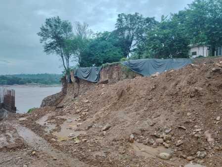 Danger of collapse of houses due to landslide in Nadain