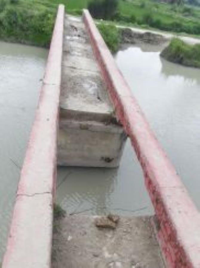 Maurawan Rajbaha bridge broken, traffic stopped