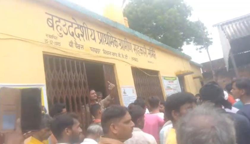 Farmers protest at Paharpur committee over overrating of urea