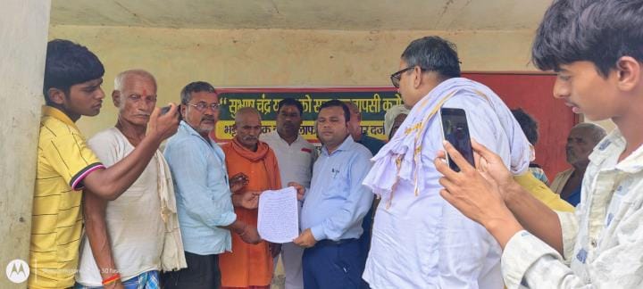 Gorakhpur News: Magistrate reached the protest site and took the memorandum