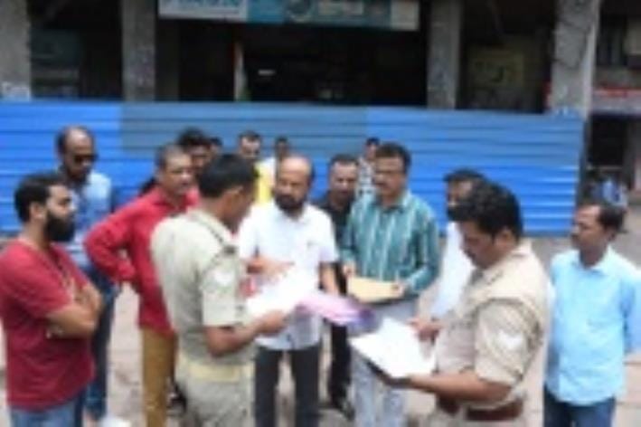 LDA seals Sahara Bazar Complex, shopkeepers protest