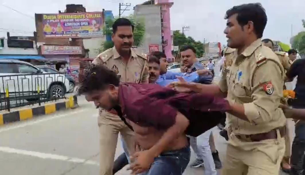 Three jailed for attacking Swamy Prasad