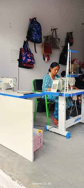 Started business by making bags at home with Rs 100, today earning thousands, Banita became an inspiration for others.