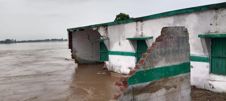 Seven houses, 50 bighas of land and a school building were drowned in the river