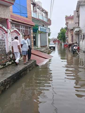Road blocked due to falling tree in Roorkee