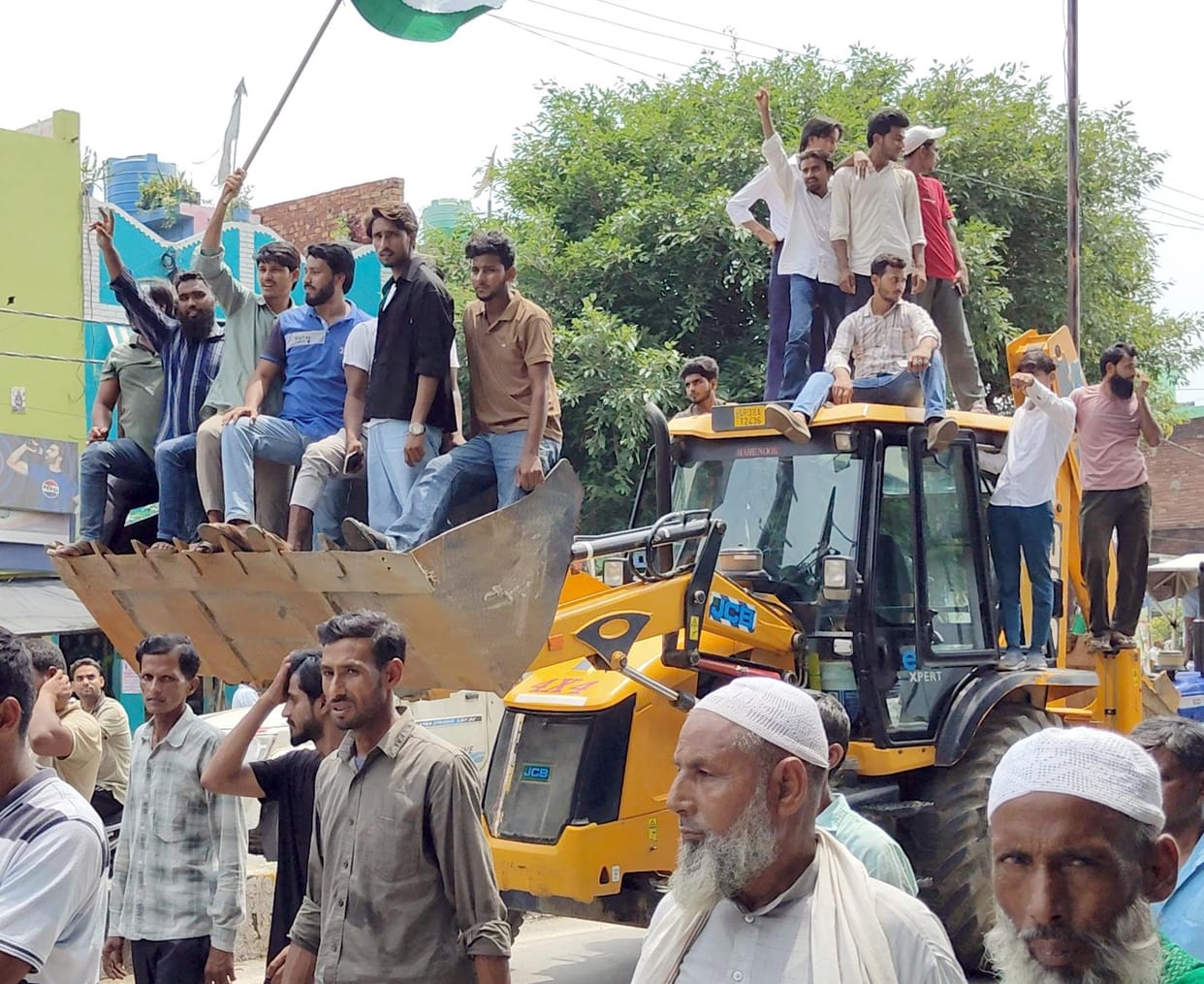 Bhakiyu roared at ADM office to demand fertilizer