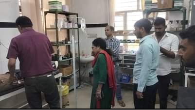 घायल युवक को लाया गया अस्पताल।