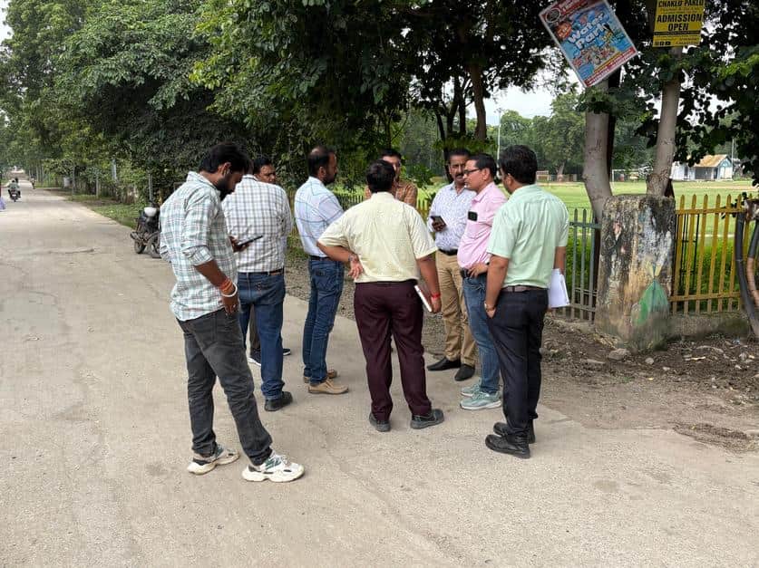 आबूरोड में सीवरेज कार्यों का निरीक्षण करते एसई मनीष अरोड़ा।