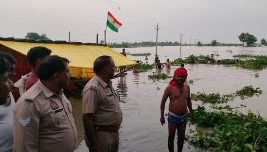 Ganga's water level continues to rise, problems increase in 20 villages