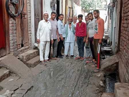 People angry with dirt and waterlogging created a ruckus