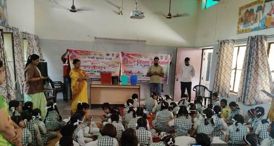 By tying Rakhi of cleanliness, the girl students gave the message of cleanliness