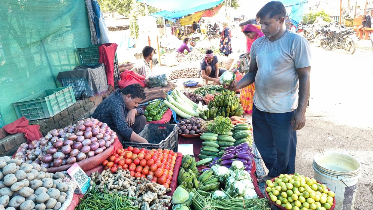 Tomatoes turn red, prices of green vegetables also rise