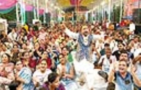 Who adorned you, O Sanwar... devotees danced on this