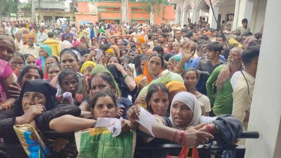 Leaving their kitchen work, women stood at the committee for fertilizer