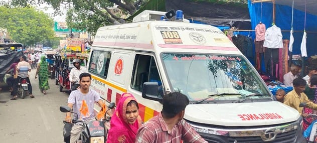 Crowd increased in the market before the festival, ambulance got stuck