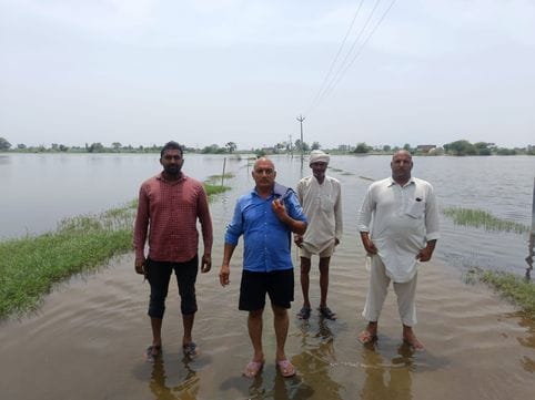 Pond overflowed in Malvi village for 15 days, fear of water reaching homes