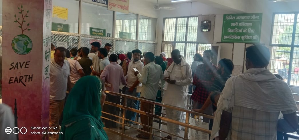 Trainee pharmacists left their work at the medicine window, people are upset