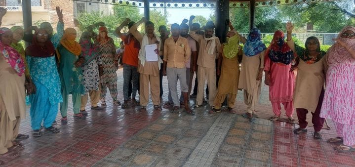 Municipal employees protested against online attendance
