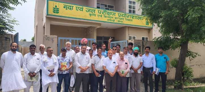 Fertilizer sellers visited the laboratory and learned the importance of soil testing