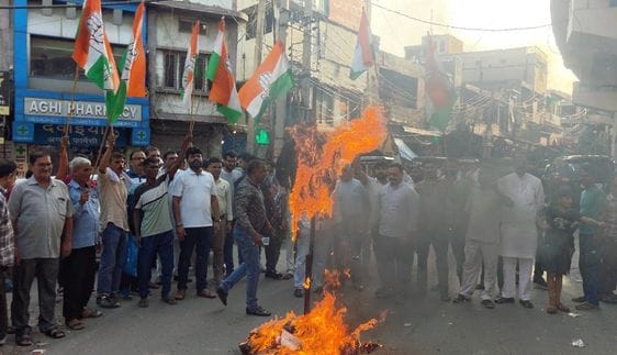 Congress workers burn effigy in protest against US tariff