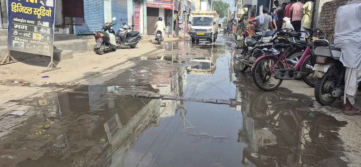 Problems increased due to clogged sewer in Bharat Nagar, contaminated water reaching homes through taps